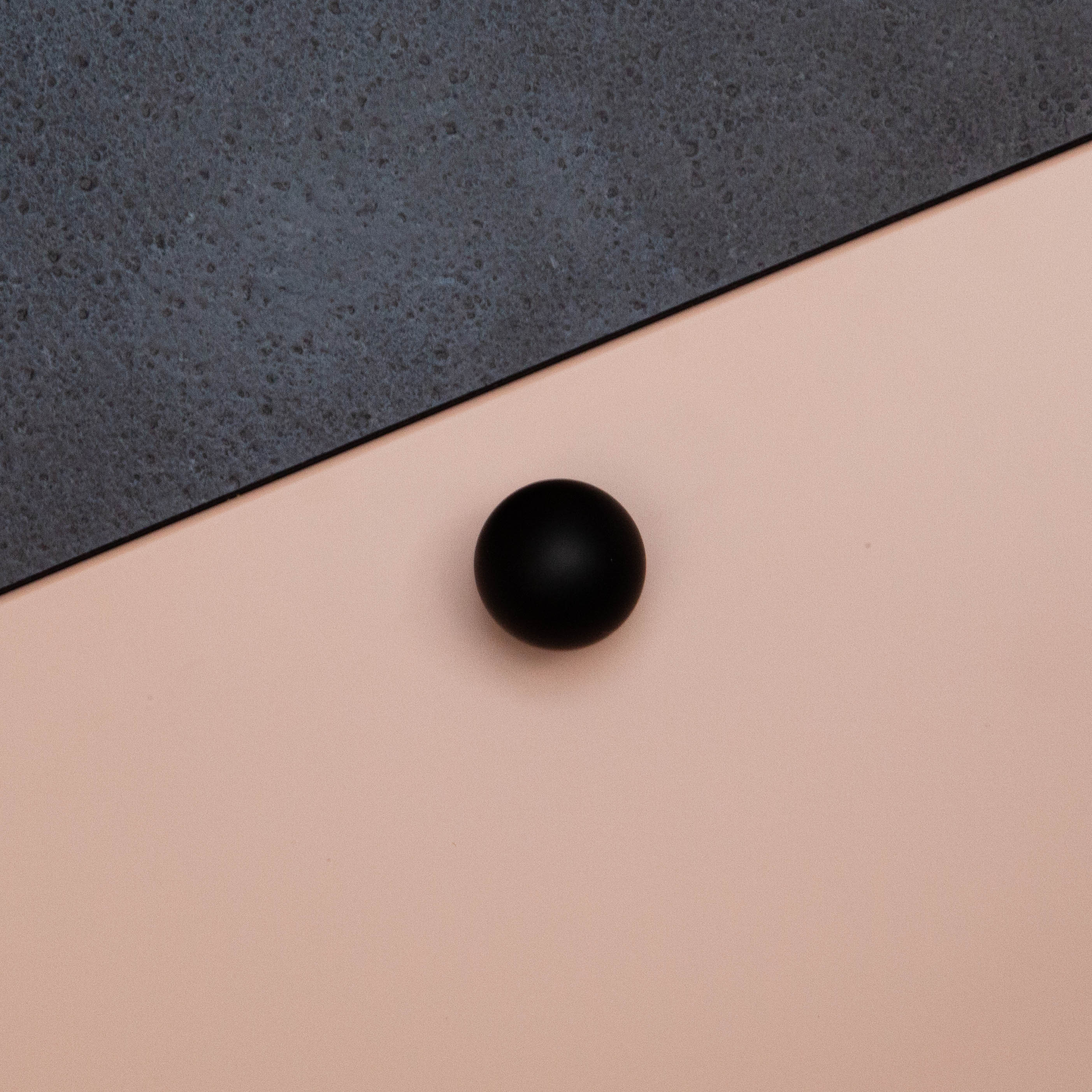 Bouton Bouton Boule, couleur Noir mat, ref 363710-11, dimensions 28 x 28 mm