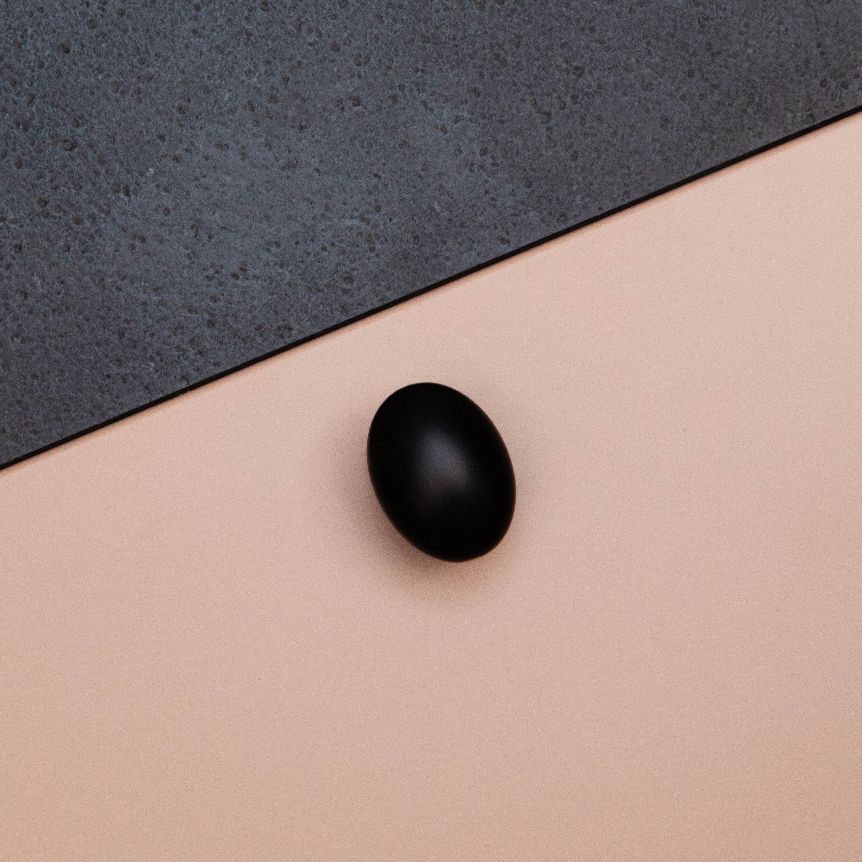 Bouton Bouton Ovale, couleur Noir mat, ref 39036-11, dimensions 40 x 29 mm