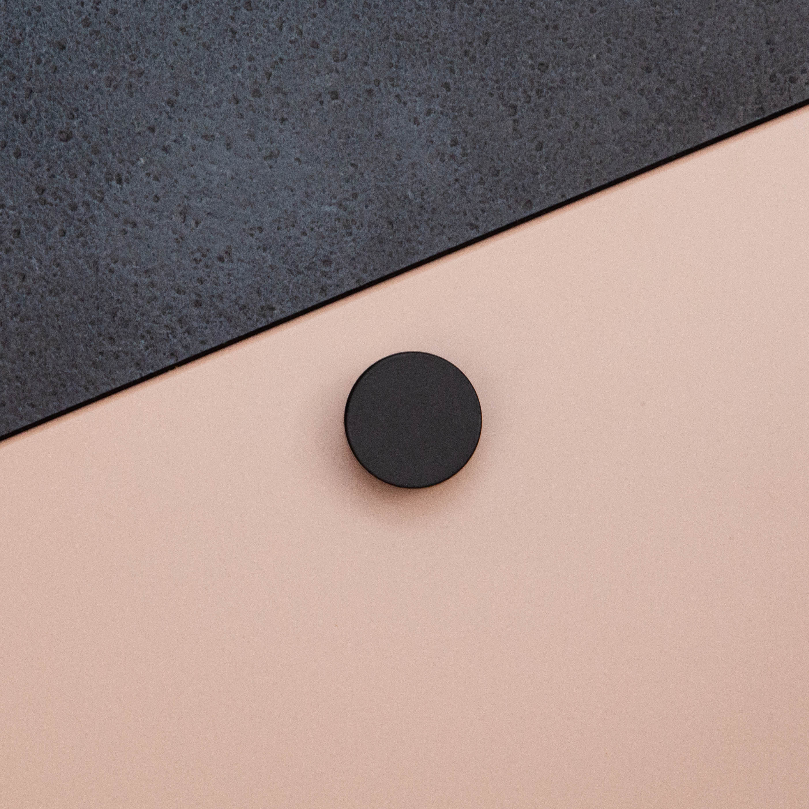 Bouton Bouton Mood, couleur Noir mat, ref 370012-11, dimensions 30 x 30 mm