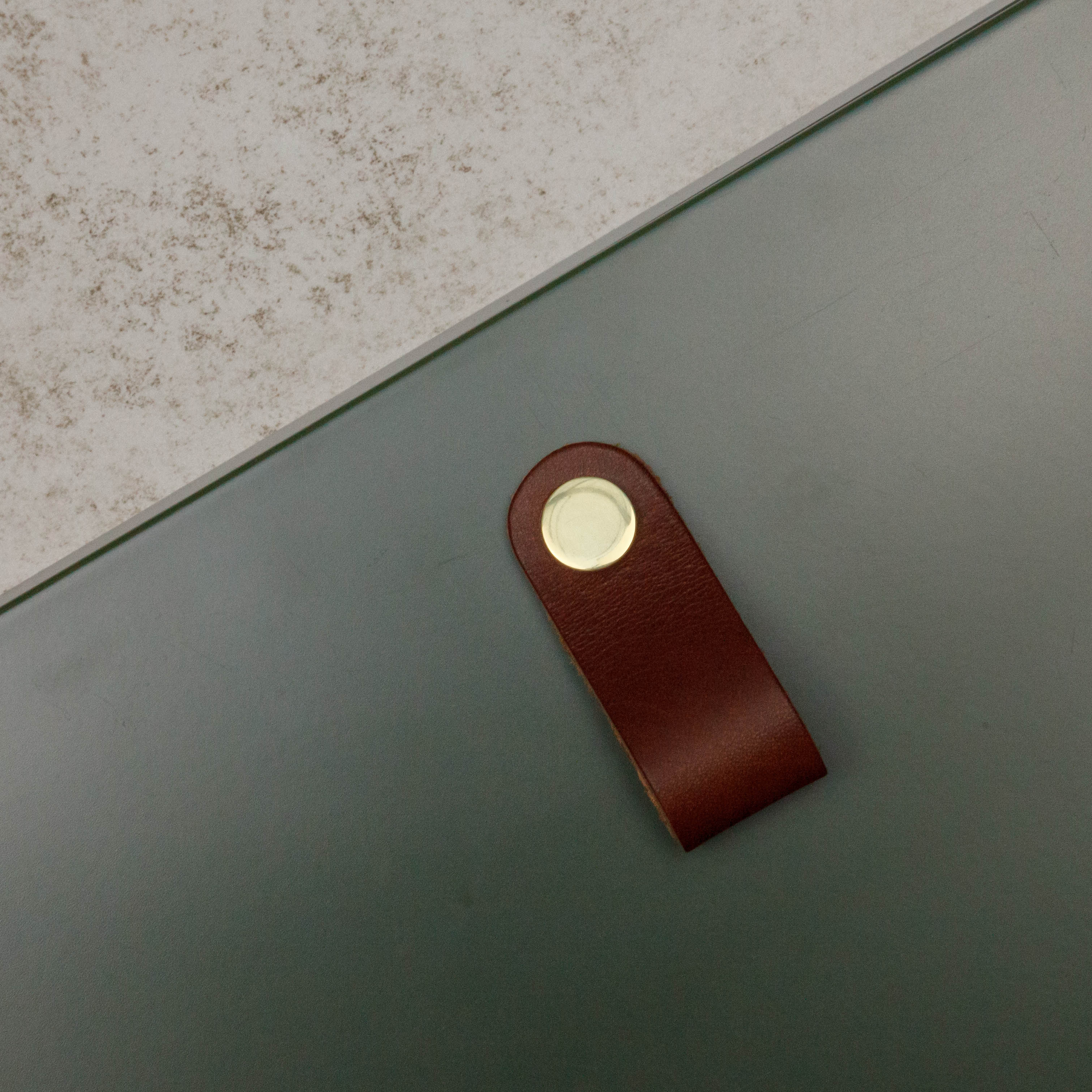 Bouton Bouton Loop arrondie, couleur marron/laiton, ref 333231-11, dimensions 70 x 25 mm
