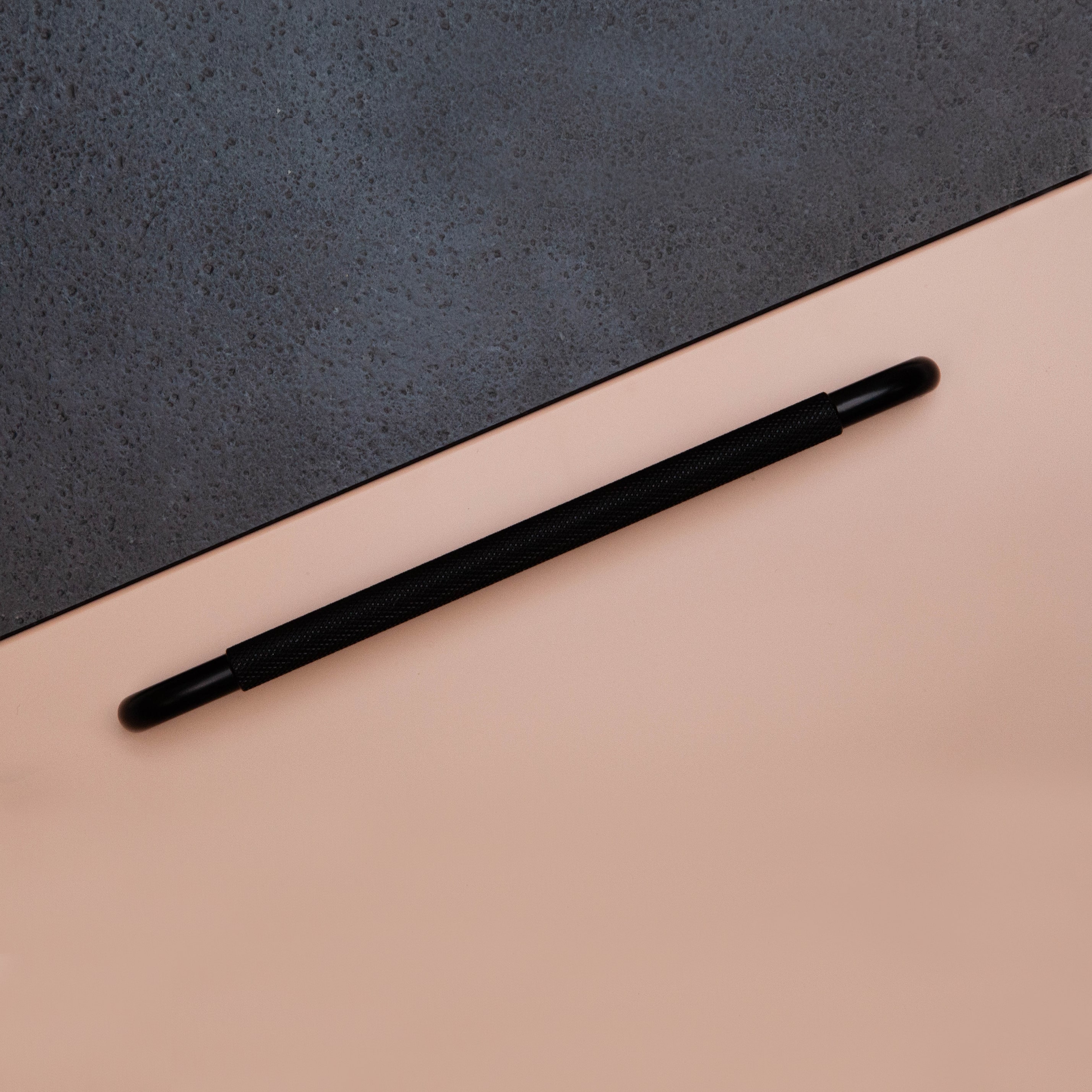 Poignée Poignée Helix, couleur Noir mat, ref 308510-11, dimensions 330 x 12 mm