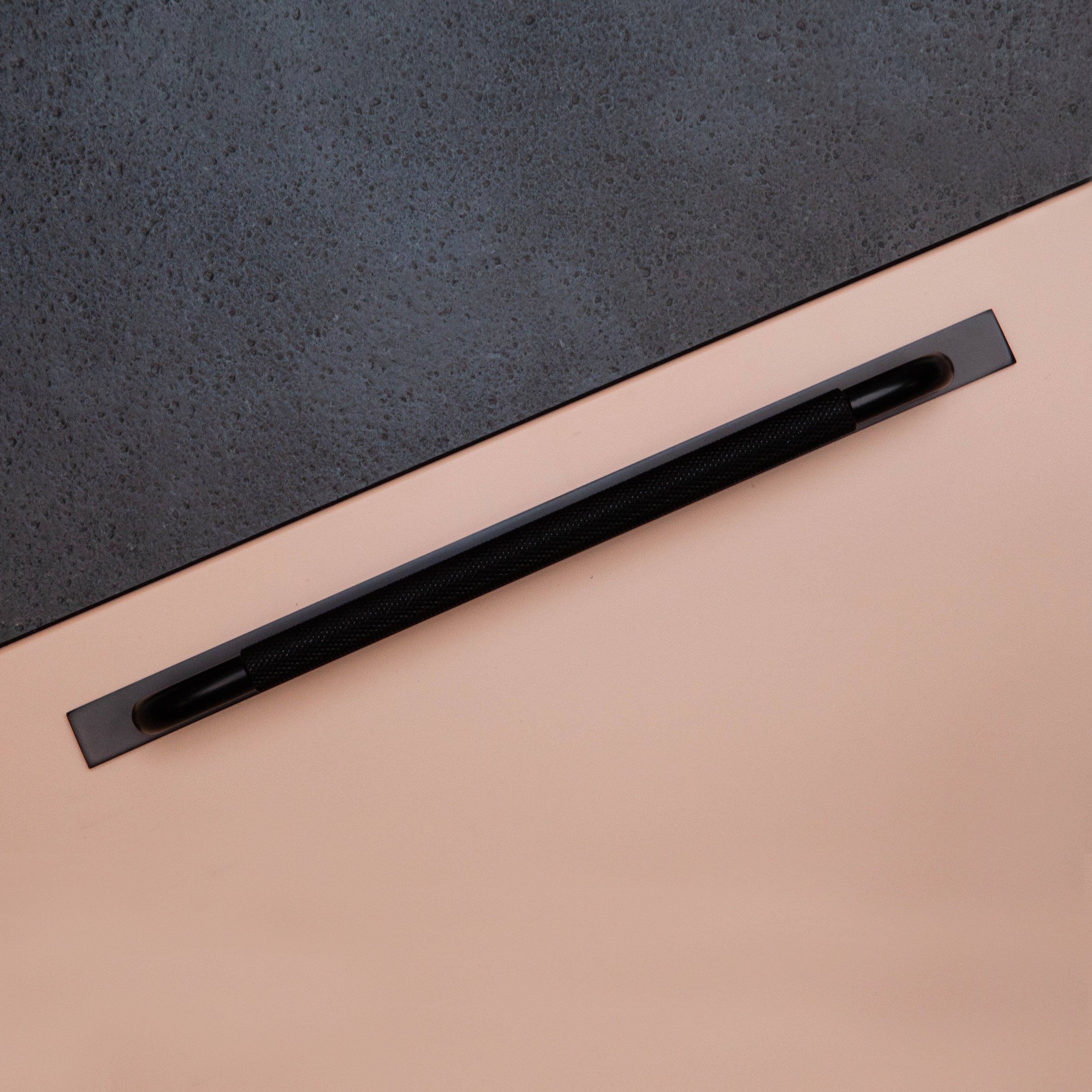 Poignée Poignée Helix avec base, couleur Noir mat, ref 309085-11, dimensions 266 x 10 mm