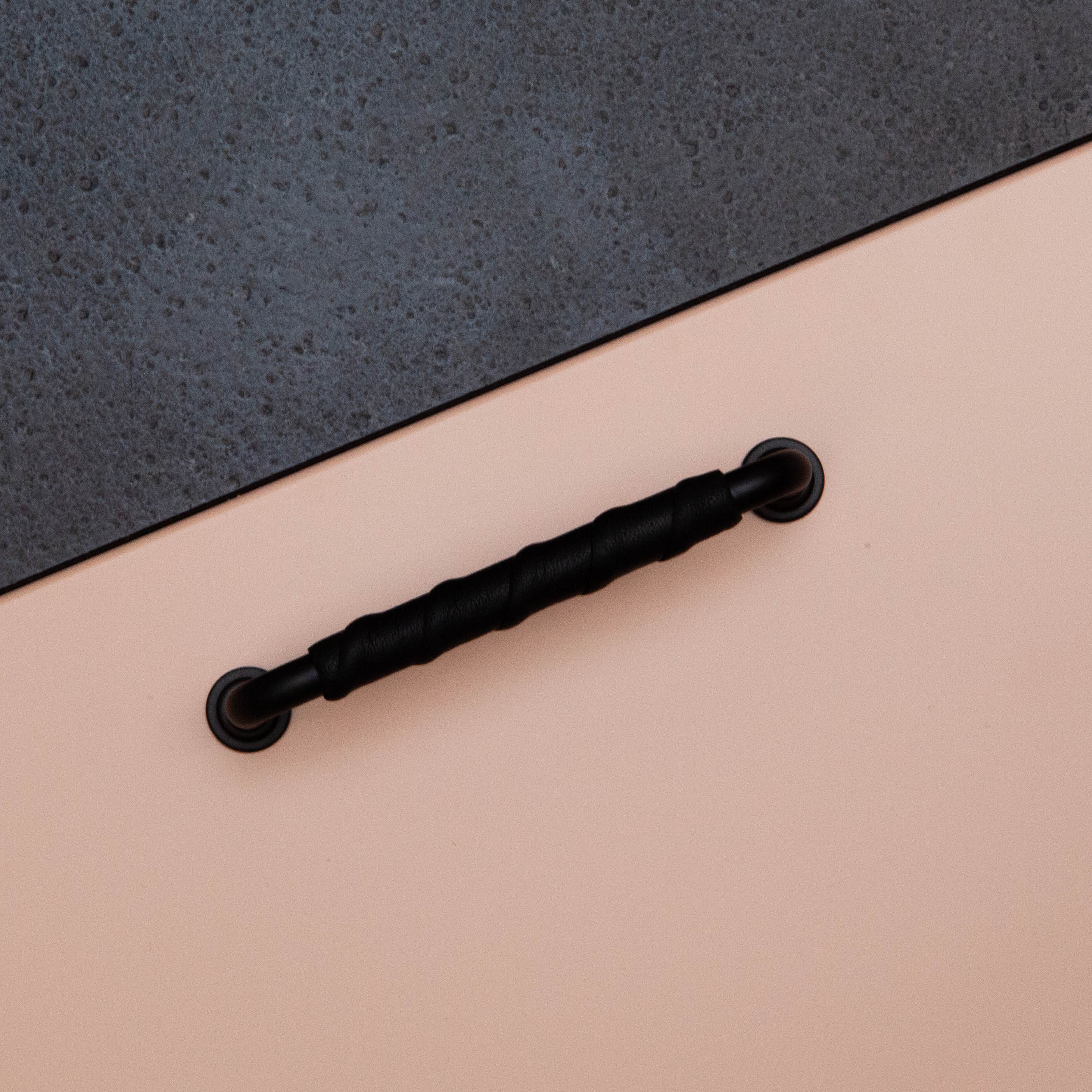 Poignée Poignée Wound Cuir, couleur noir/noir, ref 330703-11, dimensions 110 x 7 mm