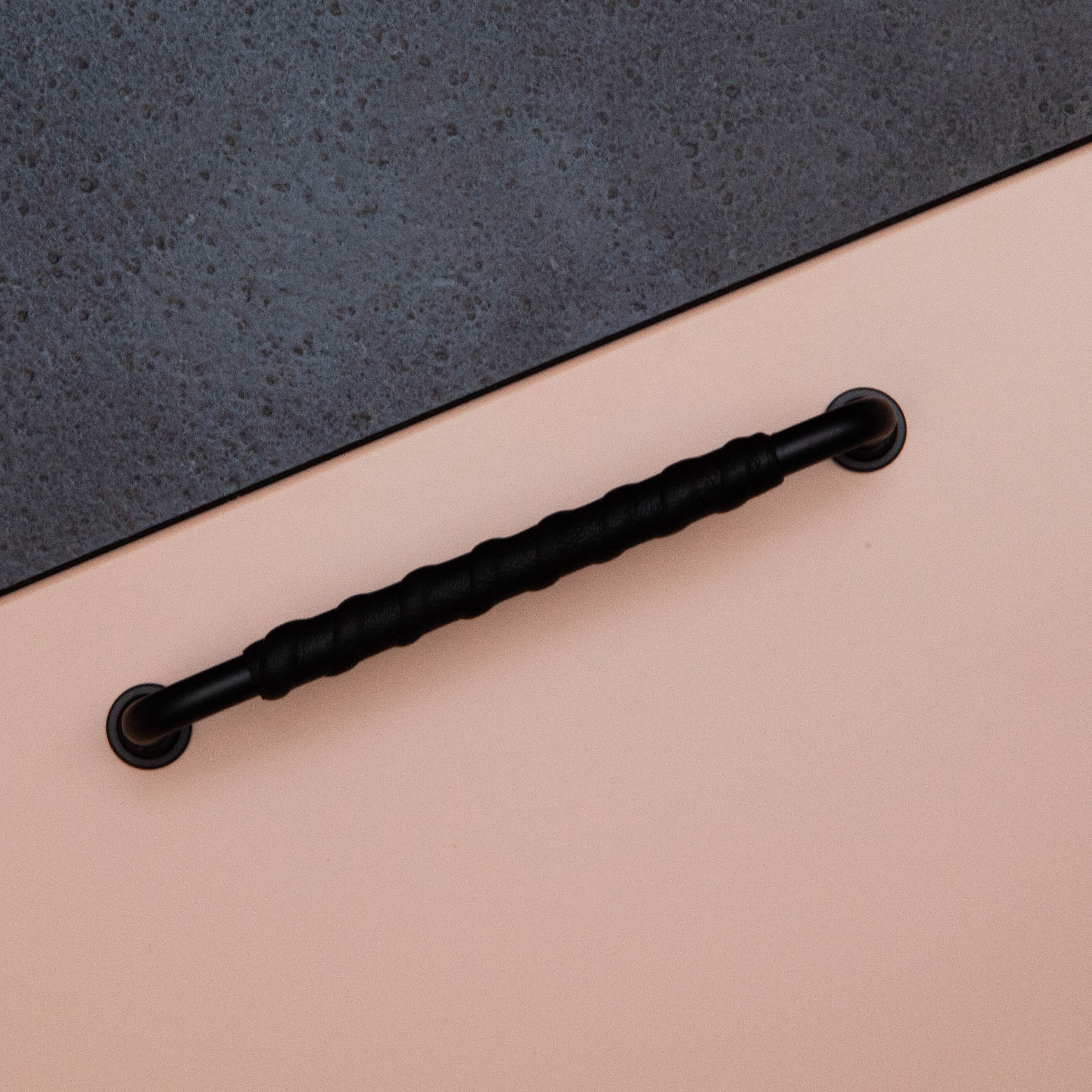 Poignée Poignée Wound Cuir, couleur noir/noir, ref 330714-11, dimensions 142 x 7 mm