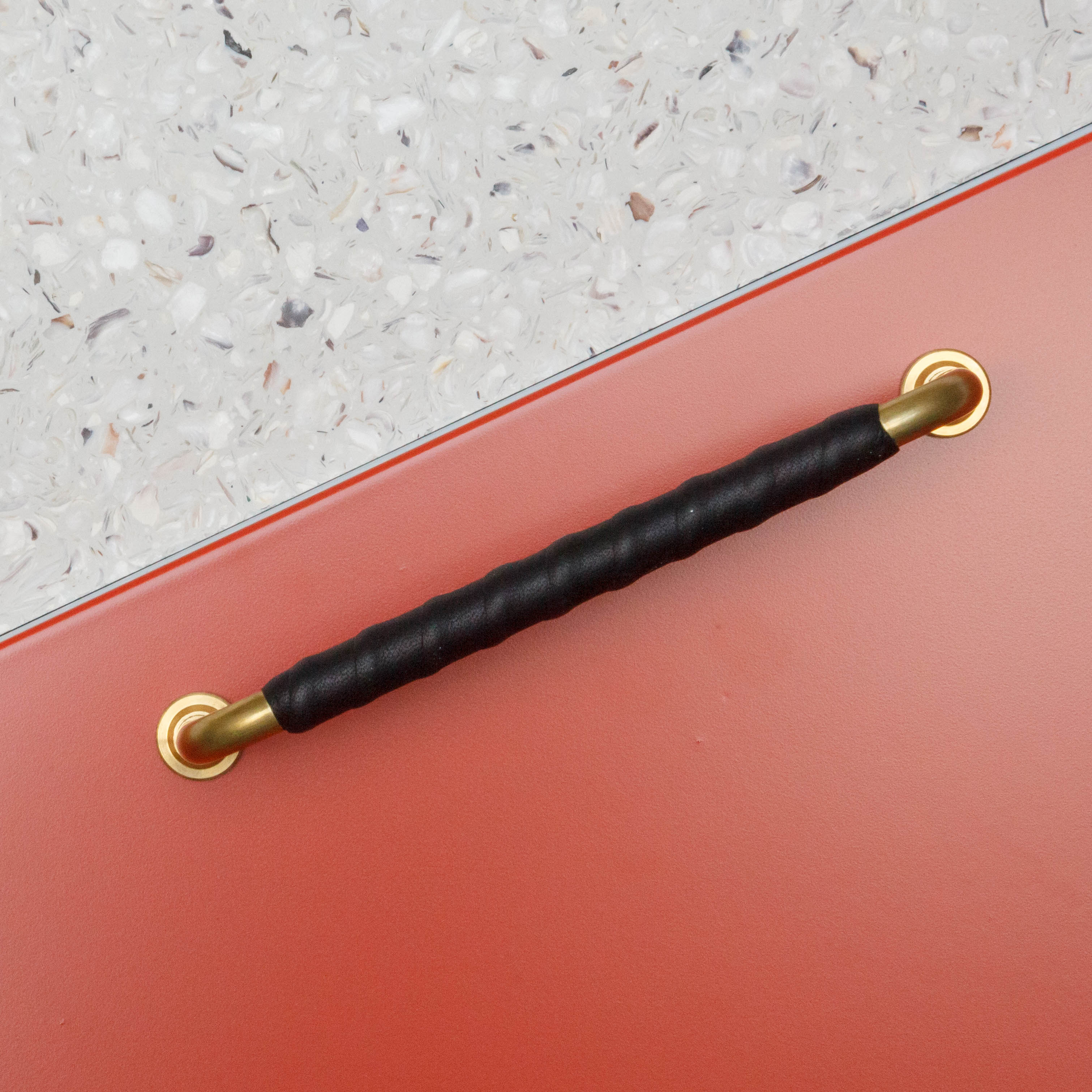 Poignée Poignée Wound Cuir, couleur marron/laiton, ref 330726-11, dimensions 142 x 7 mm